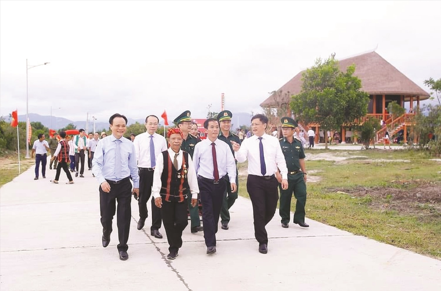 Lãnh đạo huyện A Lưới trong lễ khánh thành Làng văn hóa ngày 6/9 vừa qua. Lãnh đạo huyện A Lưới trong lễ khánh thành Làng văn hóa ngày 6/9 vừa qua.