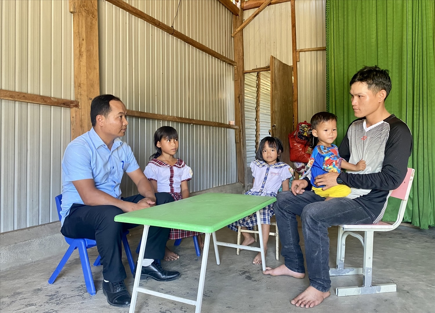 A Phong (bên phải), thôn Long Nang, thị trấn Đăk Glei, huyện Đăk Glei phấn khởi khi được cấp đất và hỗ trợ tiền để dựng nhà