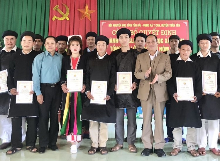 Hội Khuyến học tỉnh Yên Bái tổng kết lớp học chữ Nôm Dao tại xã Lương Thịnh, huyện Trấn Yên. Ảnh: Hội Khuyến học tỉnh Yên Bái Hội Khuyến học tỉnh Yên Bái tổng kết lớp học chữ Nôm Dao tại xã Lương Thịnh, huyện Trấn Yên. Ảnh: Hội Khuyến học tỉnh Yên Bái