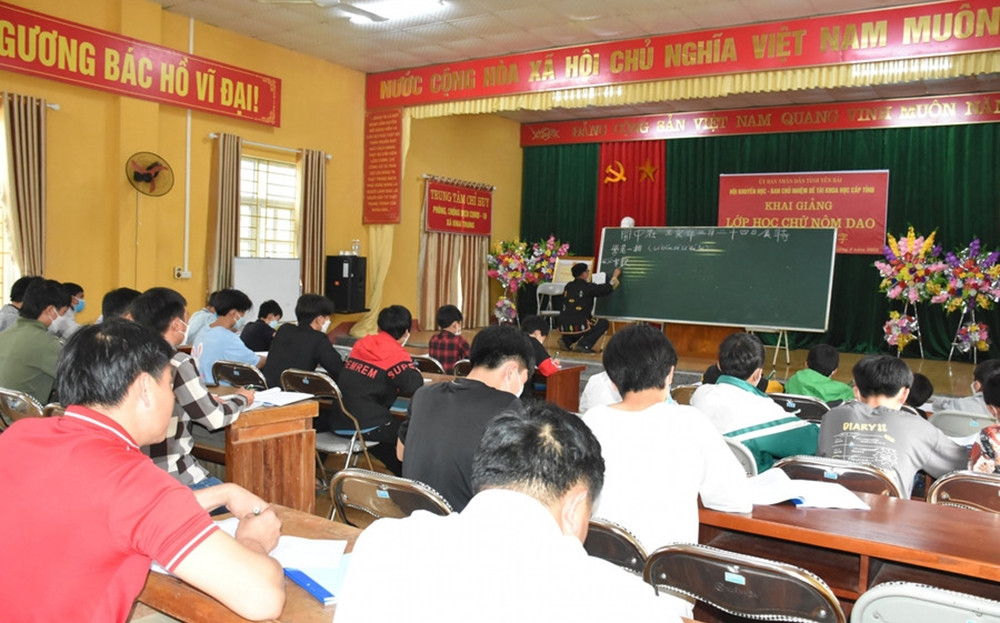 Một buổi dạy học chữ Nôm Dao do Hội Khuyến học tỉnh Yên Bái tổ chức. Một buổi dạy học chữ Nôm Dao do Hội Khuyến học tỉnh Yên Bái tổ chức.