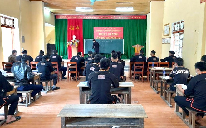 Một lớp học chữ Nôm Dao tại xã Đại Sơn, huyện Văn Yên, Yên Bái Một lớp học chữ Nôm Dao tại xã Đại Sơn, huyện Văn Yên, Yên Bái