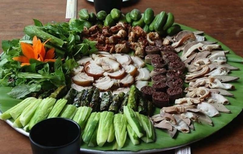 Một mâm cỗ lá của dân tộc Mường. Một mâm cỗ lá của dân tộc Mường.