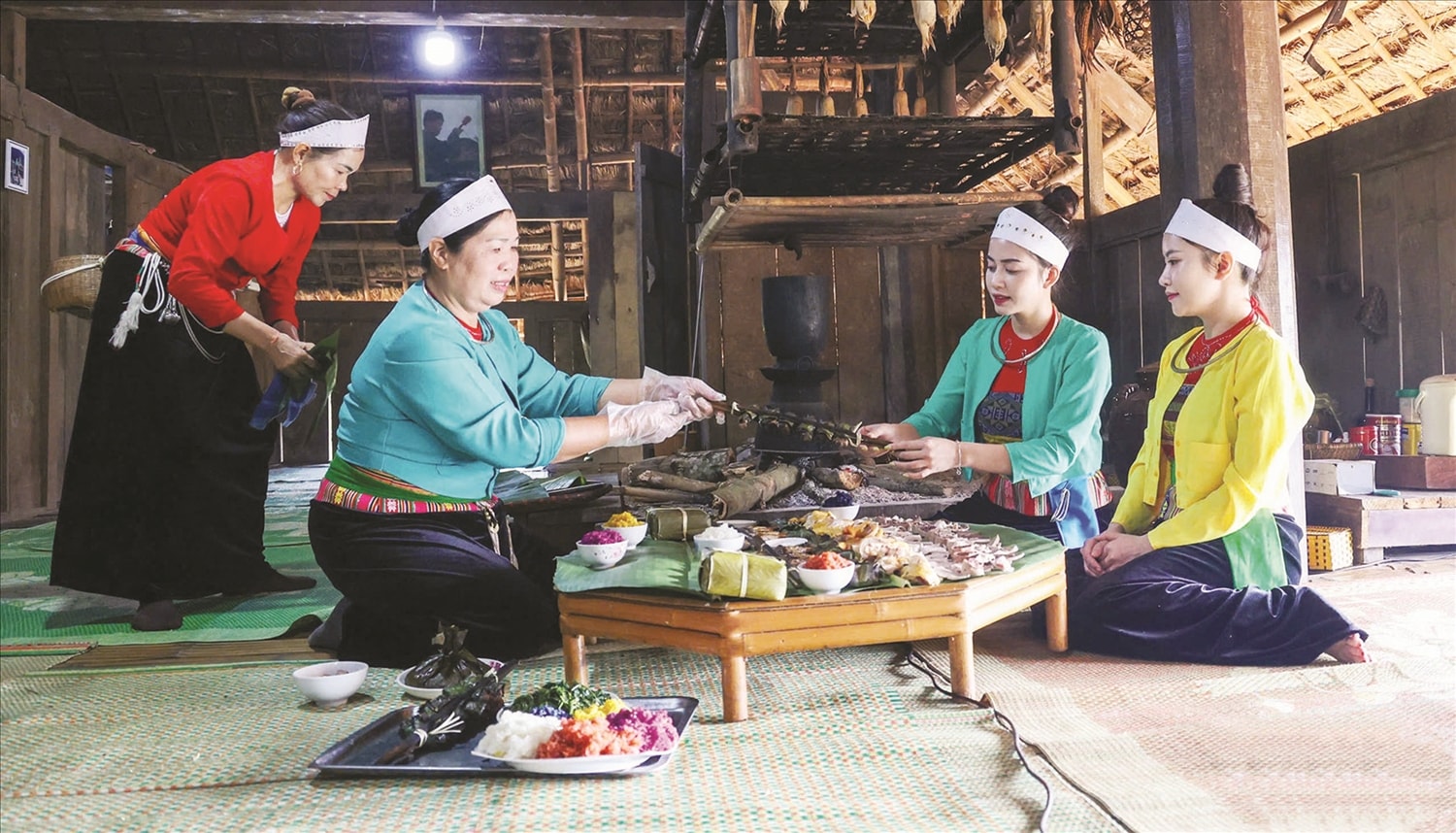 Đồng bào Mường chế biến món ăn. Đồng bào Mường chế biến món ăn.