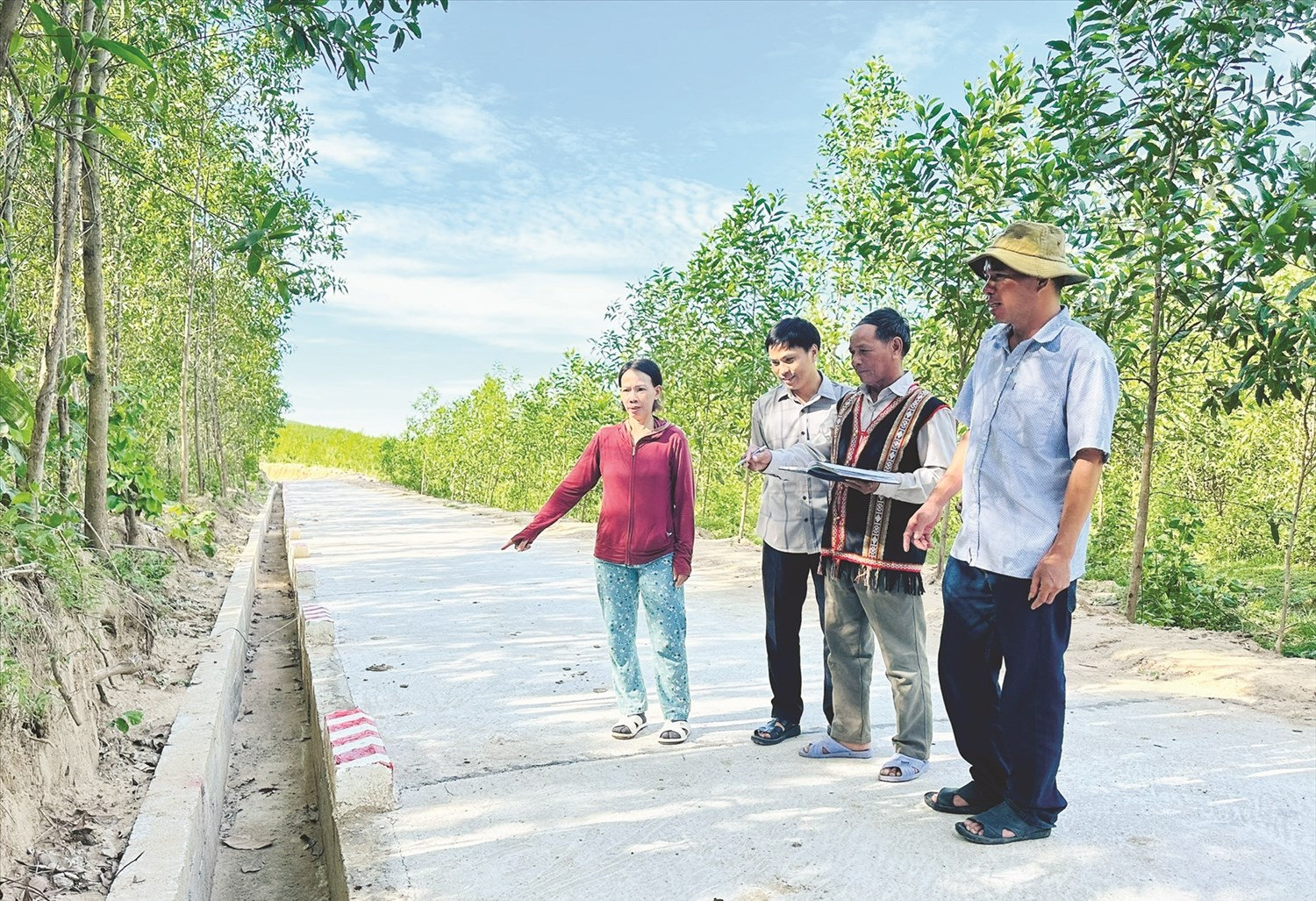 Ông Thanh Kim Lĩnh, dân tộc Chăm, Người có uy tín ở làng Canh Thành, xã Canh Hòa,  huyện Vân Canh tích cực vận động bà con hiến đất xây dựng các công trình địa phương