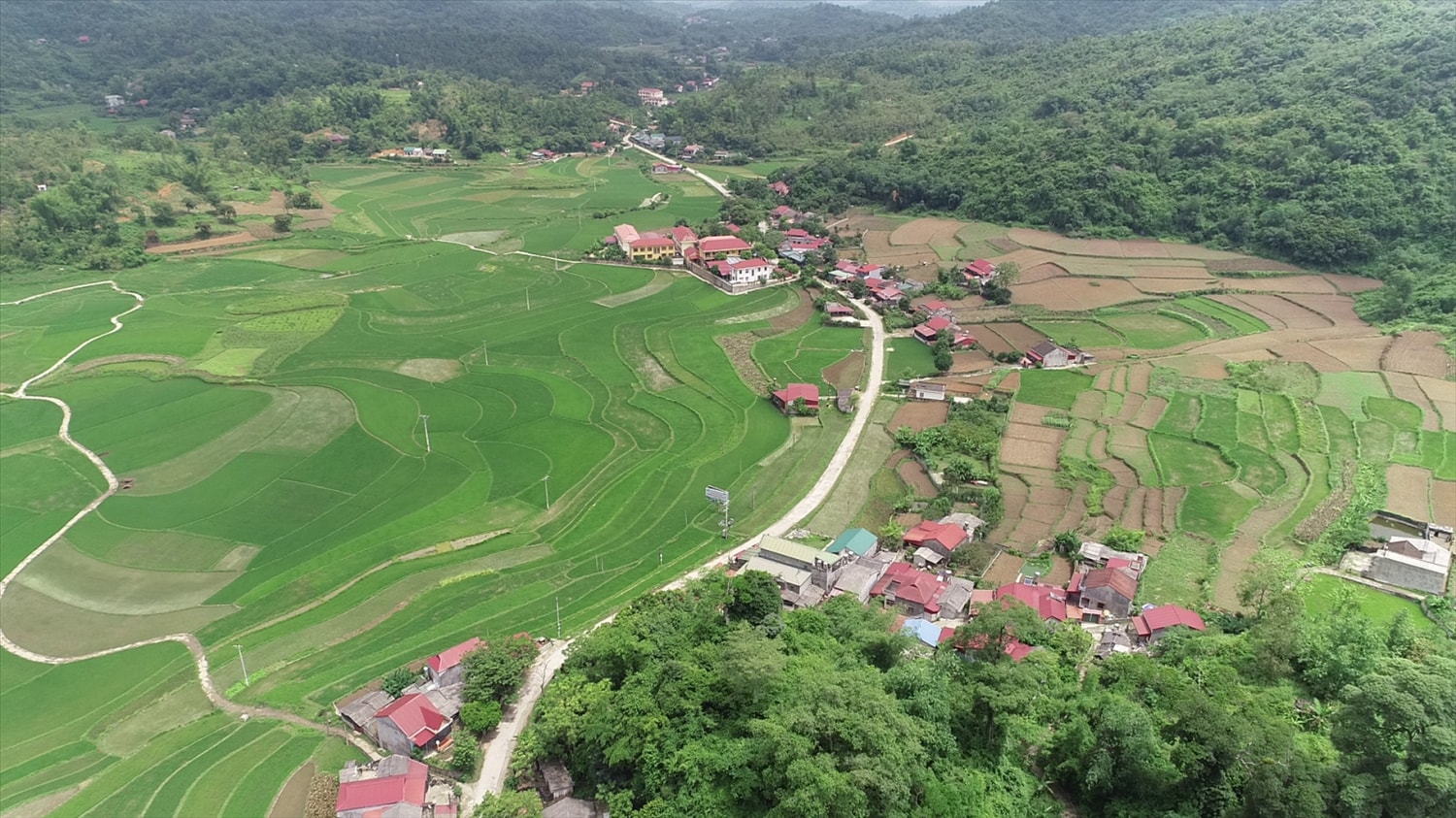 Thôn Khòn Cải, xã nông thôn mới Liên Hội, huyện Văn Quan nhìn từ trên cao. Thôn Khòn Cải, xã nông thôn mới Liên Hội, huyện Văn Quan nhìn từ trên cao.