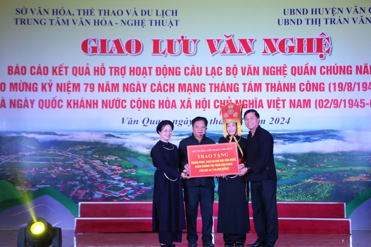 Đại diện lãnh đạo Sở Văn hóa Thể thao và Du lịch trao tặng kinh phí hỗ trợ mua trang phục, đạo cụ cho Đội văn nghệ quần chúng thị trấn Văn Quan, huyện Văn Quan. Đại diện lãnh đạo Sở Văn hóa Thể thao và Du lịch trao tặng kinh phí hỗ trợ mua trang phục, đạo cụ cho Đội văn nghệ quần chúng thị trấn Văn Quan, huyện Văn Quan.