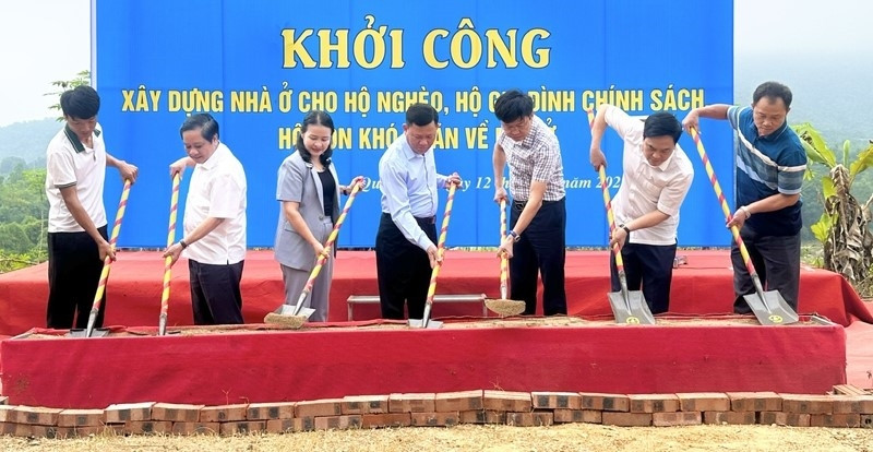 Lãnh đạo tỉnh Thanh Hóa thực hiện nghi thức động thổ xây dựng nhà ở cho hộ nghèo ở huyện miền núi Quan Sơn Lãnh đạo tỉnh Thanh Hóa thực hiện nghi thức động thổ xây dựng nhà ở cho hộ nghèo ở huyện miền núi Quan Sơn