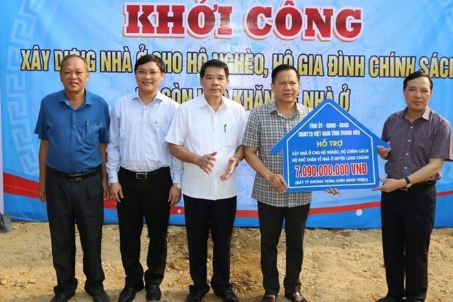 Ông Lại Thế Nguyên - Phó Bí thư Thường trực Tỉnh ủy Thanh Hóa (phải) trao hỗ trợ làm nhà cho hộ nghèo, gia đình chính sách huyện miền núi Lang Chánh. Ảnh: Quốc Hương Ông Lại Thế Nguyên - Phó Bí thư Thường trực Tỉnh ủy Thanh Hóa (phải) trao hỗ trợ làm nhà cho hộ nghèo, gia đình chính sách huyện miền núi Lang Chánh. Ảnh: Quốc Hương