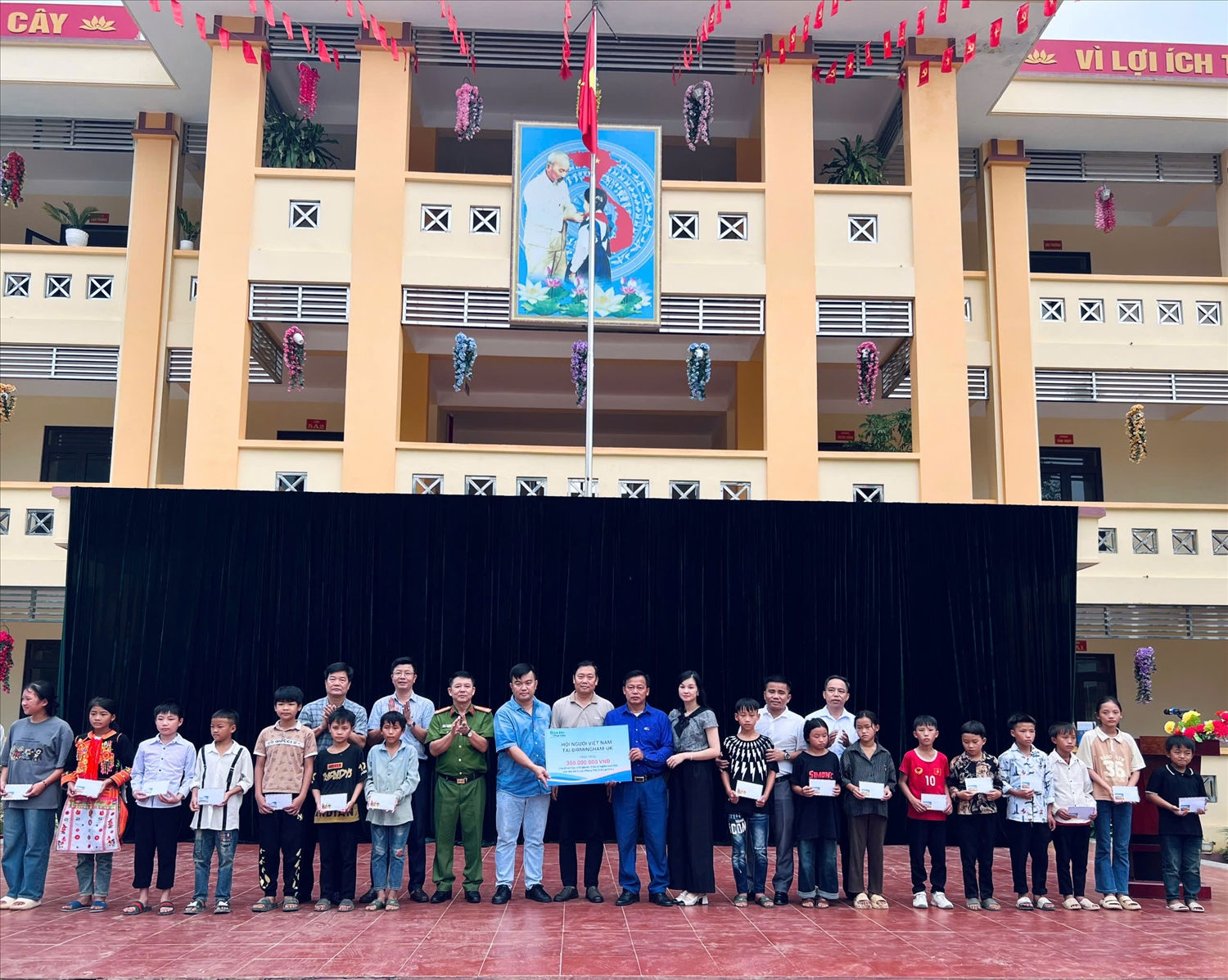 Chuyến đi nghĩa tình: Mang hơn 1 tỉ đồng tới đồng bào Lai Châu và Điện Biên