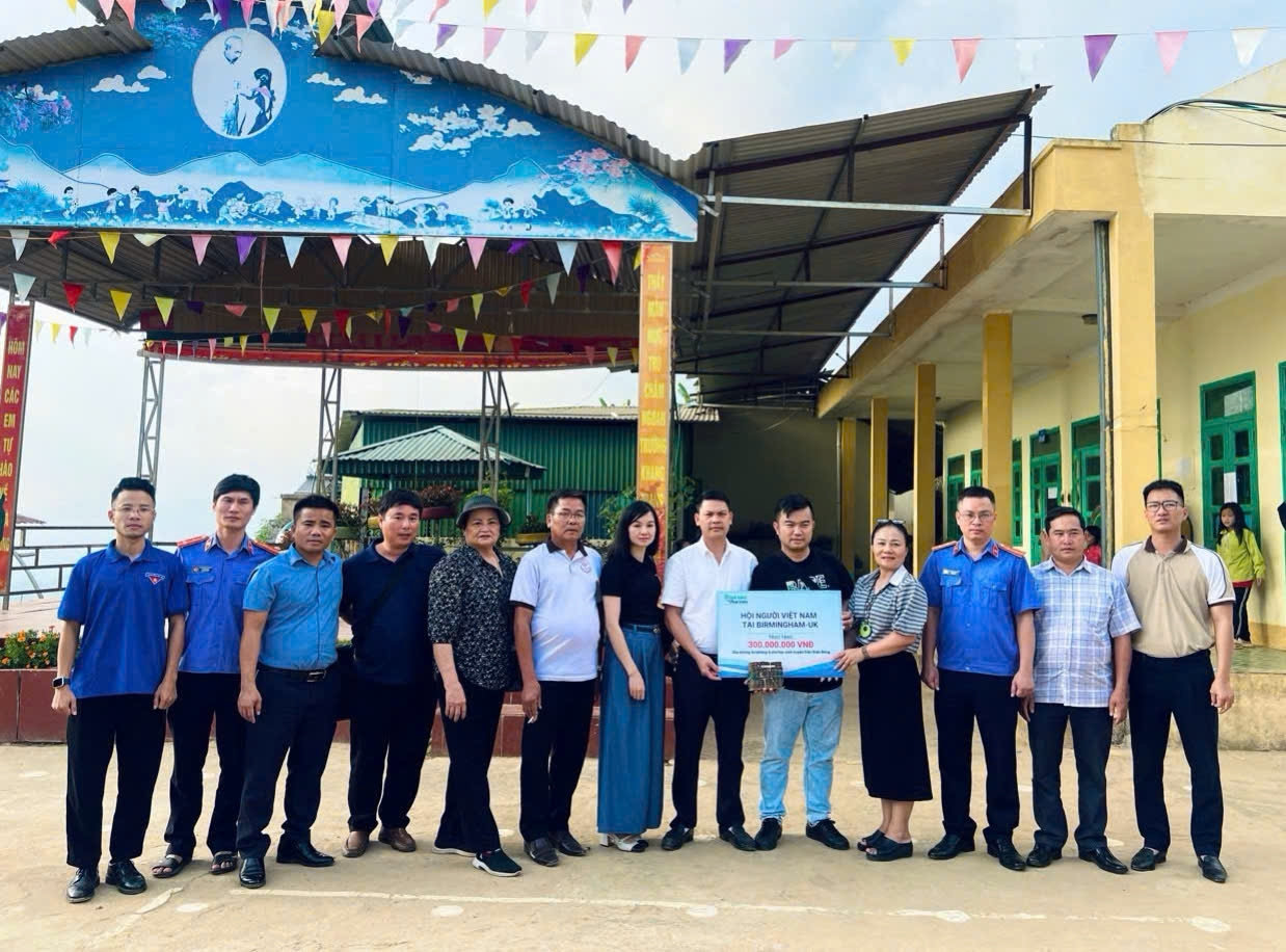 Đoàn đã trao 300 triệu đồng cho trường PTDTBT Tiểu học Chua Ta, xã Phì Nhừ, huyện Điện Biên Đông (Điện Biên)