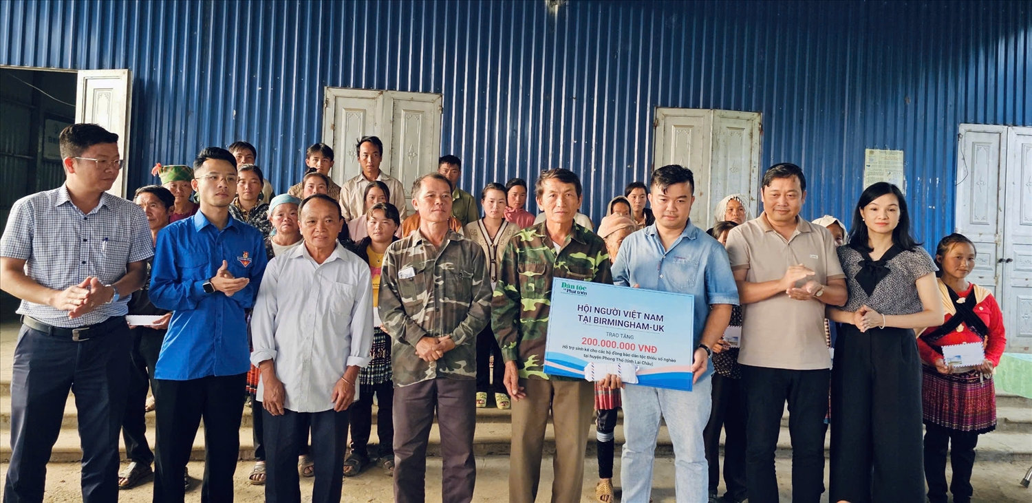 Trao 200 triệu đồng hỗ trợ sinh kế cho các hộ đồng bào DTTS nghèo tại bản Xin Chải, xã Hoang Thèn