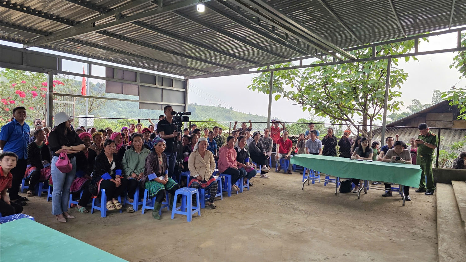 Đồng bào DTTS xã Hoang Thèn có mặt trong buổi trao quà 