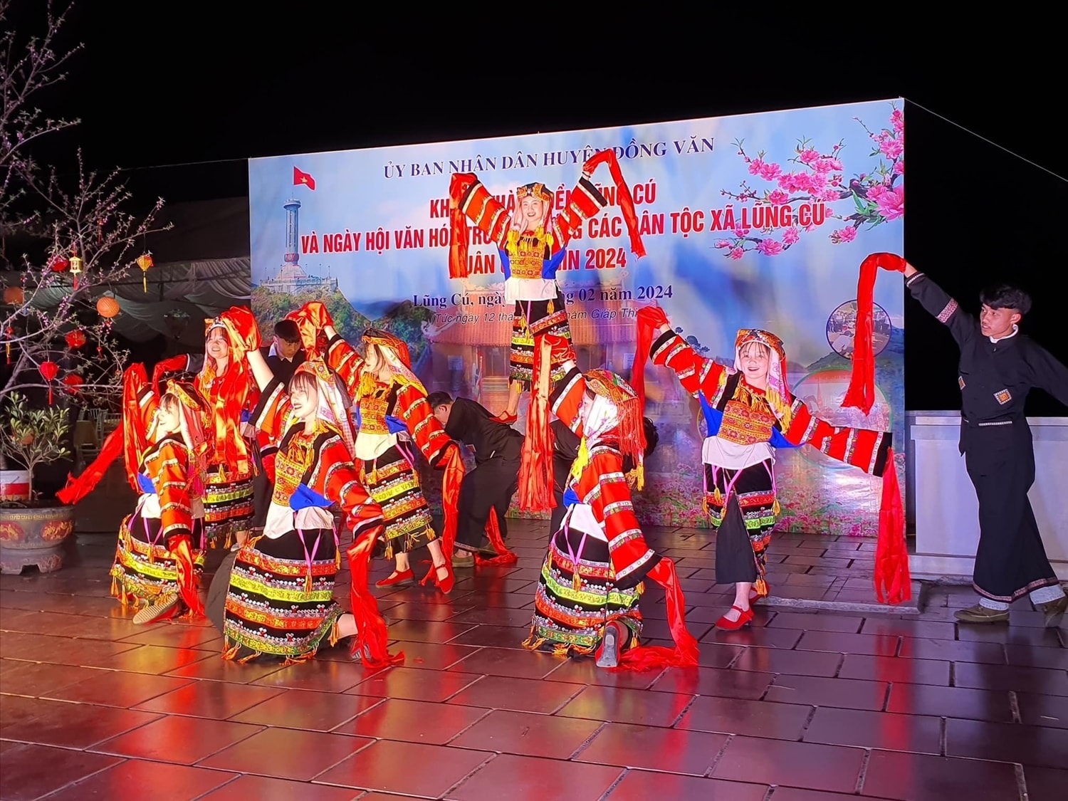 Nhiều hoạt động văn hoá, văn nghệ được tỉnh Hà Giang tổ chức gắn với việc xóa bỏ hủ tục, xây dựng nếp sống văn minh trong Nhân dân. Nhiều hoạt động văn hoá, văn nghệ được tỉnh Hà Giang tổ chức gắn với việc xóa bỏ hủ tục, xây dựng nếp sống văn minh trong Nhân dân.