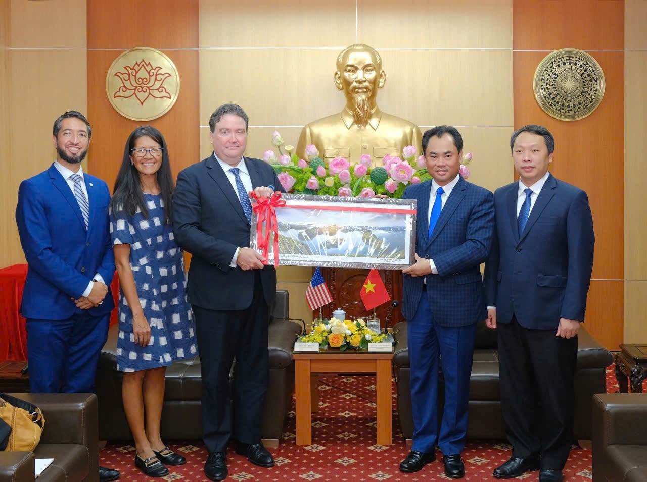 Đồng chí Bí thư Tỉnh ủy Thái Nguyên Trịnh Việt Hùng tặng quà lưu niệm cho ngài Đại sứ Marc Evans Knapper và Đoàn Công tác Đồng chí Bí thư Tỉnh ủy Thái Nguyên Trịnh Việt Hùng tặng quà lưu niệm cho ngài Đại sứ Marc Evans Knapper và Đoàn Công tác