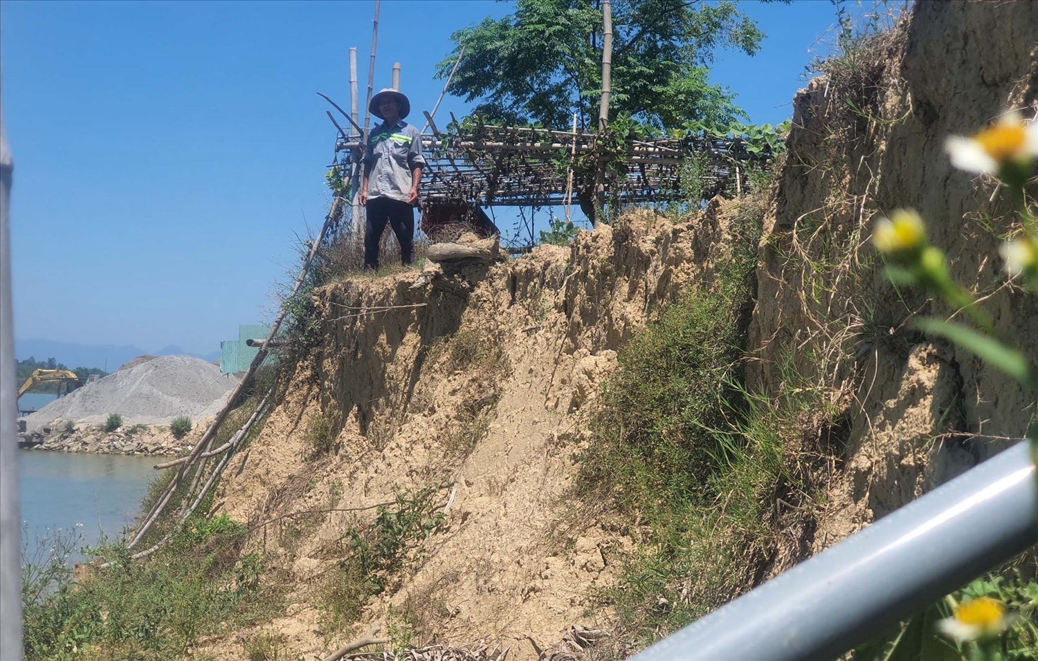 Mỗi năm sạt lở lấn sâu vào đất liền từ 5-10m, nguy cơ 40ha đất sản xuất của người dân bị Mỗi năm sạt lở lấn sâu vào đất liền từ 5-10m, nguy cơ 40ha đất sản xuất của người dân bị