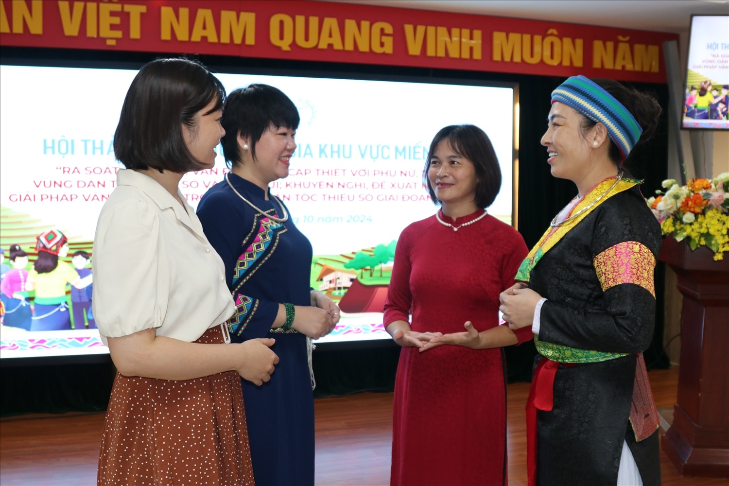 Ths. Nguyễn Hoàng Anh ( áo dài đỏ) trao đổi với các đại biểu tại Hội thảo Khoa học Quốc gia khu vực miền Bắc Ths. Nguyễn Hoàng Anh ( áo dài đỏ) trao đổi với các đại biểu tại Hội thảo Khoa học Quốc gia khu vực miền Bắc
