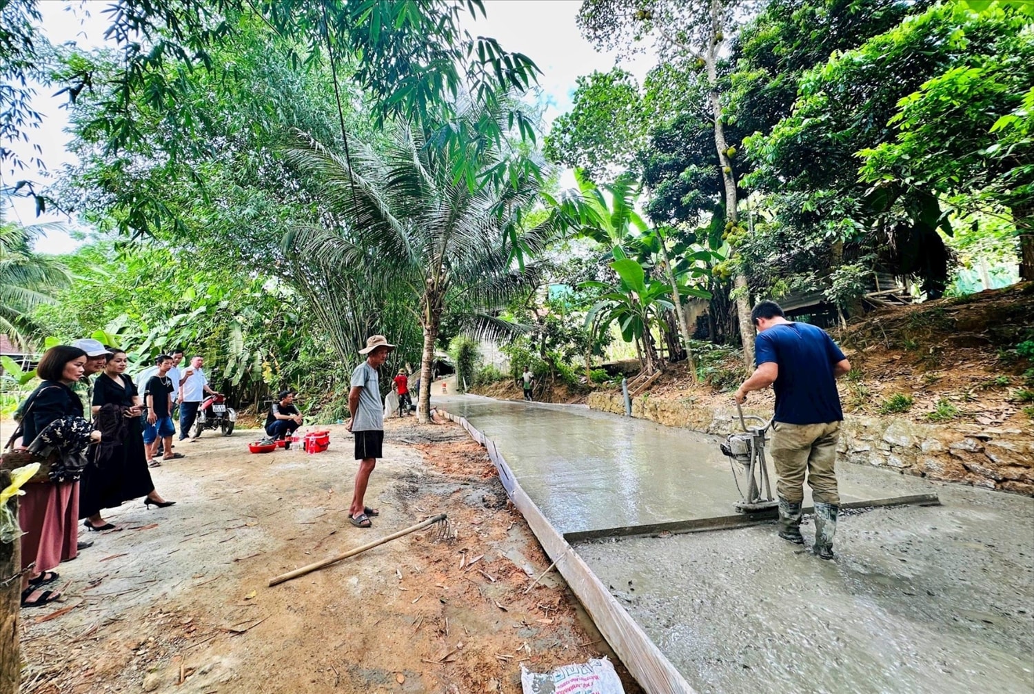 Người dân xã Bồng Khê hiến đất mở đường xây dựng Nông thôn mới Người dân xã Bồng Khê hiến đất mở đường xây dựng Nông thôn mới