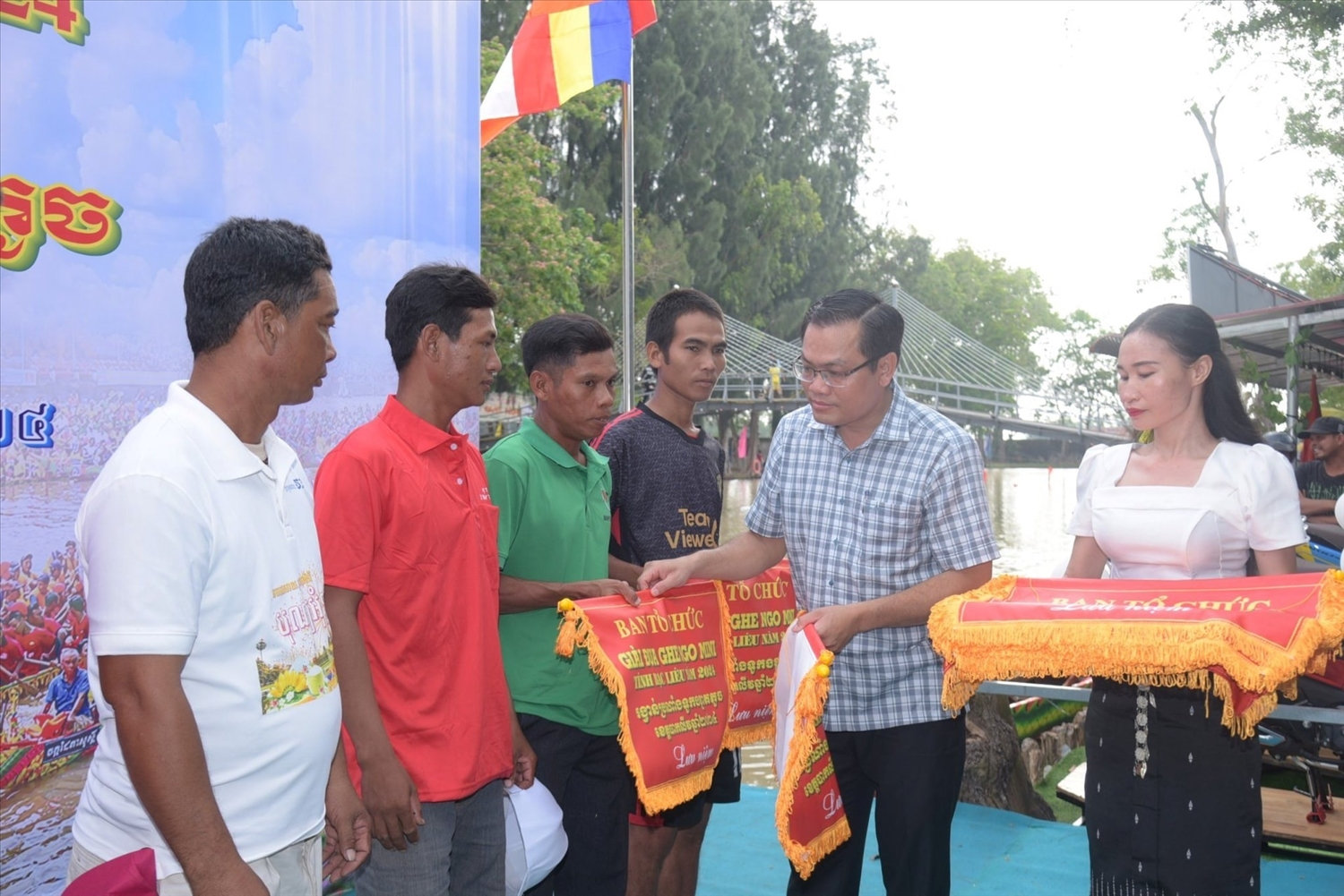 Ông Ngô Vũ Thăng, Phó Chủ tịch UBND tỉnh Bạc Liêu trao cờ lưu niệm đến các đội tham gia đua ghe  mừng tết cổ truyền của đồng bào  Khmer năm 2024
