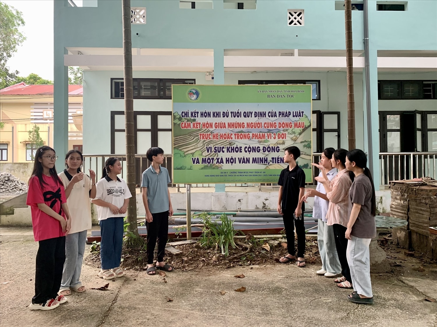 Tấm bảng pa-nô được đặt ở vị trí dễ nhìn với nhiều câu khẩu hiệu dễ nhớ, dễ thuộc ở Trường Phổ thông  DTNT THPT&THCS huyện Kim Bôi