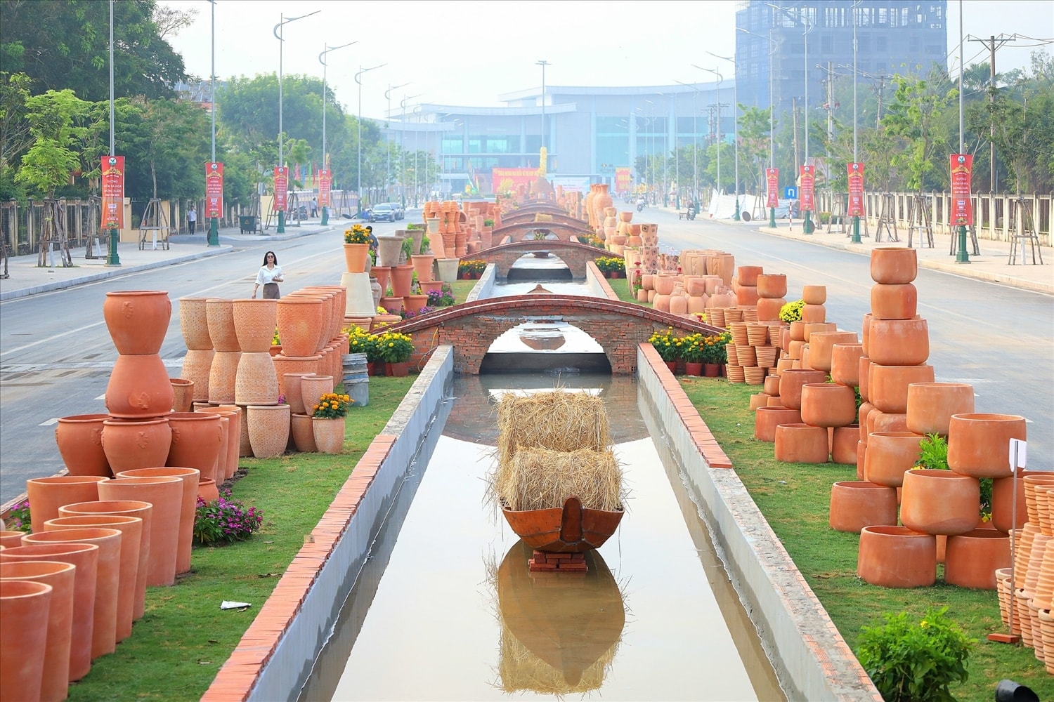 Con đường gốm đỏ và hoa ở Vĩnh Long Con đường gốm đỏ và hoa ở Vĩnh Long