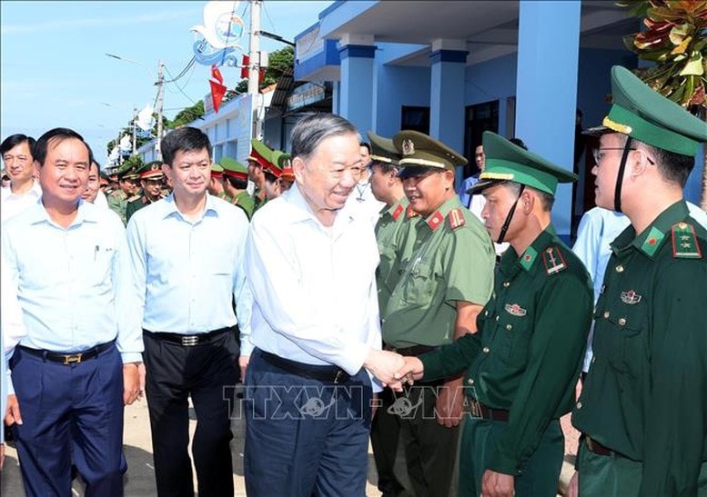 Tổng Bí thư, Chủ tịch nước Tô Lâm với cán bộ, chiến sĩ lực lượng vũ trang làm nhiệm vụ tại huyện đảo Cồn Cỏ, tỉnh Quảng Trị - Ảnh: TTXVN Tổng Bí thư, Chủ tịch nước Tô Lâm với cán bộ, chiến sĩ lực lượng vũ trang làm nhiệm vụ tại huyện đảo Cồn Cỏ, tỉnh Quảng Trị - Ảnh: TTXVN