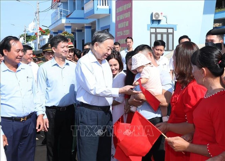 Tổng Bí thư, Chủ tịch nước Tô Lâm với nhân dân huyện đảo Cồn Cỏ, tỉnh Quảng Trị - Ảnh: TTXVN Tổng Bí thư, Chủ tịch nước Tô Lâm với nhân dân huyện đảo Cồn Cỏ, tỉnh Quảng Trị - Ảnh: TTXVN