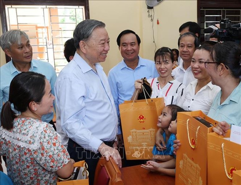 Tổng Bí thư, Chủ tịch nước Tô Lâm tặng quà, động viên nhân dân huyện đảo Cồn Cỏ, tỉnh Quảng Trị - Ảnh: TTXVN Tổng Bí thư, Chủ tịch nước Tô Lâm tặng quà, động viên nhân dân huyện đảo Cồn Cỏ, tỉnh Quảng Trị - Ảnh: TTXVN