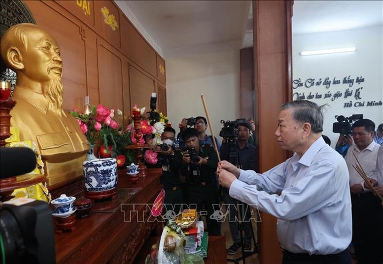 Tổng Bí thư, Chủ tịch nước Tô Lâm cùng đoàn công tác Trung ương dâng hương tưởng nhớ Chủ tịch Hồ Chí Minh tại Nhà tưởng niệm Bác Hồ ở huyện đảo Cồn Cỏ, tỉnh Quảng Trị - Ảnh: TTXVN Tổng Bí thư, Chủ tịch nước Tô Lâm cùng đoàn công tác Trung ương dâng hương tưởng nhớ Chủ tịch Hồ Chí Minh tại Nhà tưởng niệm Bác Hồ ở huyện đảo Cồn Cỏ, tỉnh Quảng Trị - Ảnh: TTXVN