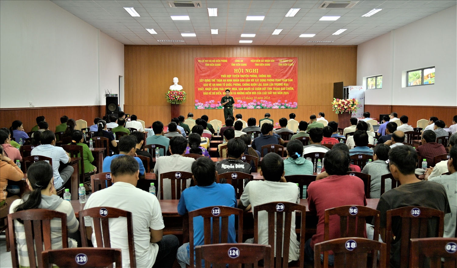 Thiếu tá Trần Như Ý, Chính trị viên phó Đồn xà lực thuộc Bộ Chỉ huy BĐBP tỉnh Kiên Giang giới thiệu đến bà con những vấn đề liên quan đến IUU Thiếu tá Trần Như Ý, Chính trị viên phó Đồn xà lực thuộc Bộ Chỉ huy BĐBP tỉnh Kiên Giang giới thiệu đến bà con những vấn đề liên quan đến IUU