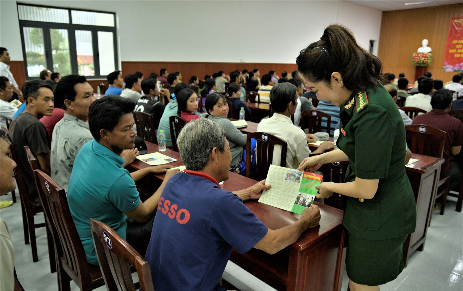 Bà con huyện đảo Kiên Hải ( Kiên Giang) được cung cấp tờ rơi, tờ gấp tại Hội nghị Bà con huyện đảo Kiên Hải ( Kiên Giang) được cung cấp tờ rơi, tờ gấp tại Hội nghị
