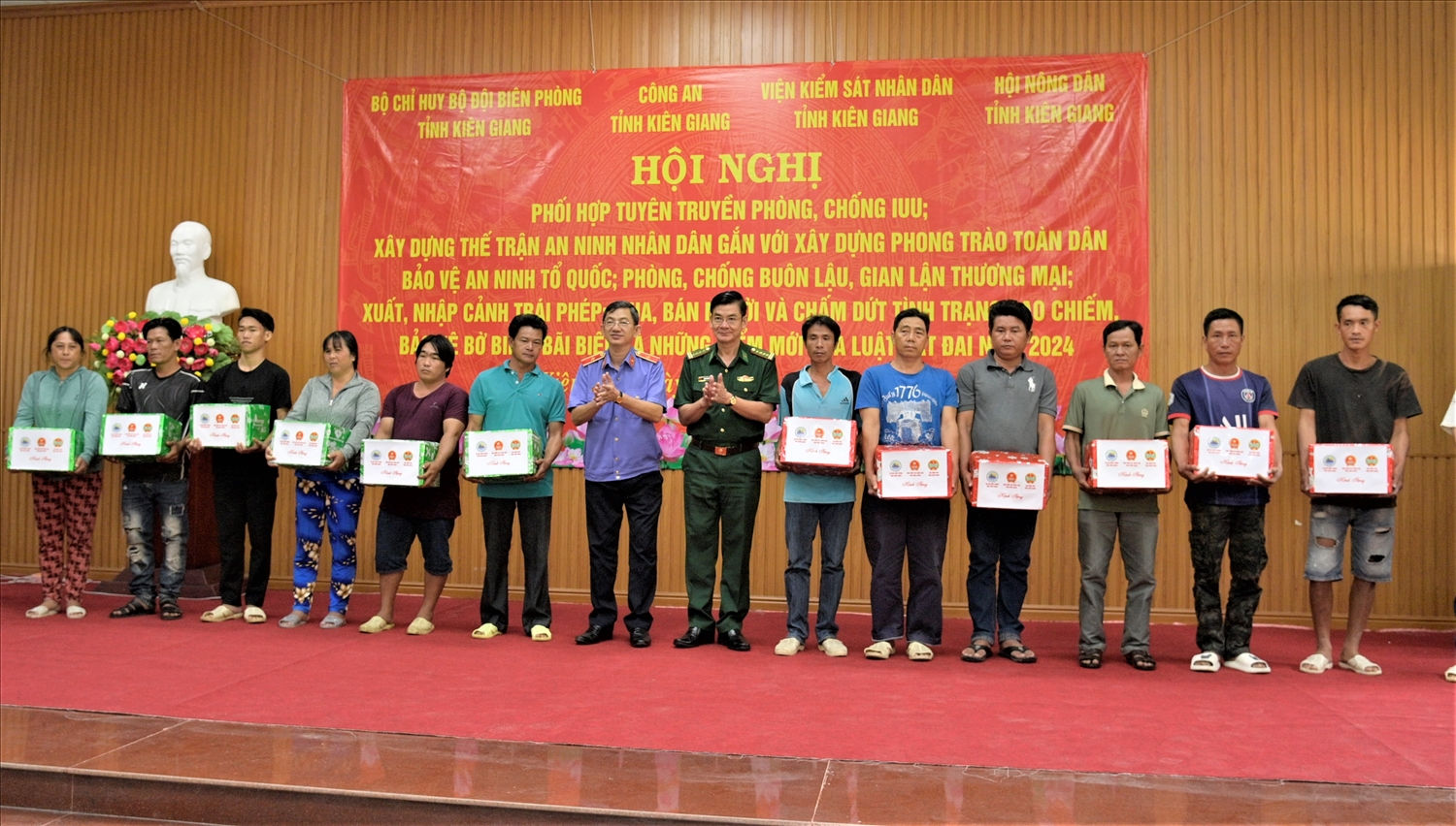 Đại diện lãnh đạo Viện kiểm sát Nhân dân và Bộ chỉ huy BĐBP tỉnh Kiên Giang trao quà đến các hộ dân tham gia Hội nghị Đại diện lãnh đạo Viện kiểm sát Nhân dân và Bộ chỉ huy BĐBP tỉnh Kiên Giang trao quà đến các hộ dân tham gia Hội nghị
