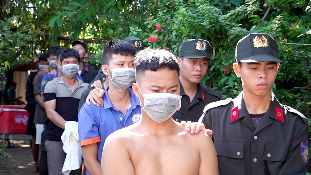 Nhiều đối tượng bỏ chạy bị lực lượng Công an tỉnh An Giang bắt bắt giữ Nhiều đối tượng bỏ chạy bị lực lượng Công an tỉnh An Giang bắt bắt giữ