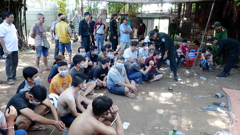 Các đối tượng bị bắt giữ tại hiện trường Các đối tượng bị bắt giữ tại hiện trường
