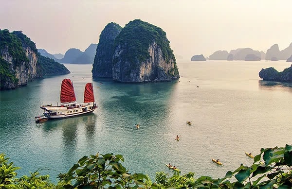 Vịnh Hạ Long là một trong những điểm du lịch nổi tiếng ở tỉnh Quảng Ninh, Việt Nam được du khách trên toàn thế giới yêu thích, mong muốn một lần đặt chân tới trong đời Vịnh Hạ Long là một trong những điểm du lịch nổi tiếng ở tỉnh Quảng Ninh, Việt Nam được du khách trên toàn thế giới yêu thích, mong muốn một lần đặt chân tới trong đời