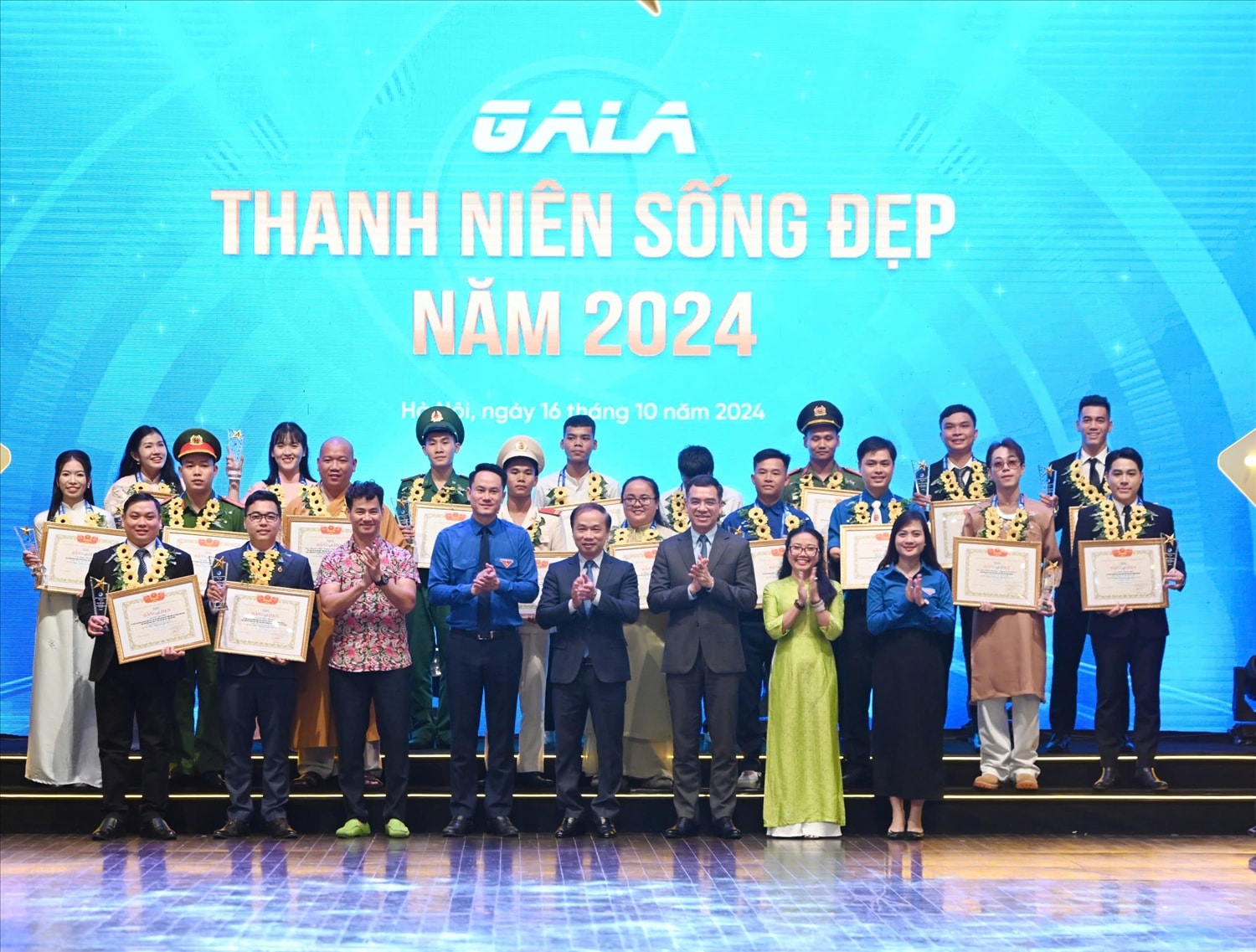Các đại biểu chụp ảnh lưu niệm cùng 20 gương thanh niên sống đẹp năm 2024 Các đại biểu chụp ảnh lưu niệm cùng 20 gương thanh niên sống đẹp năm 2024