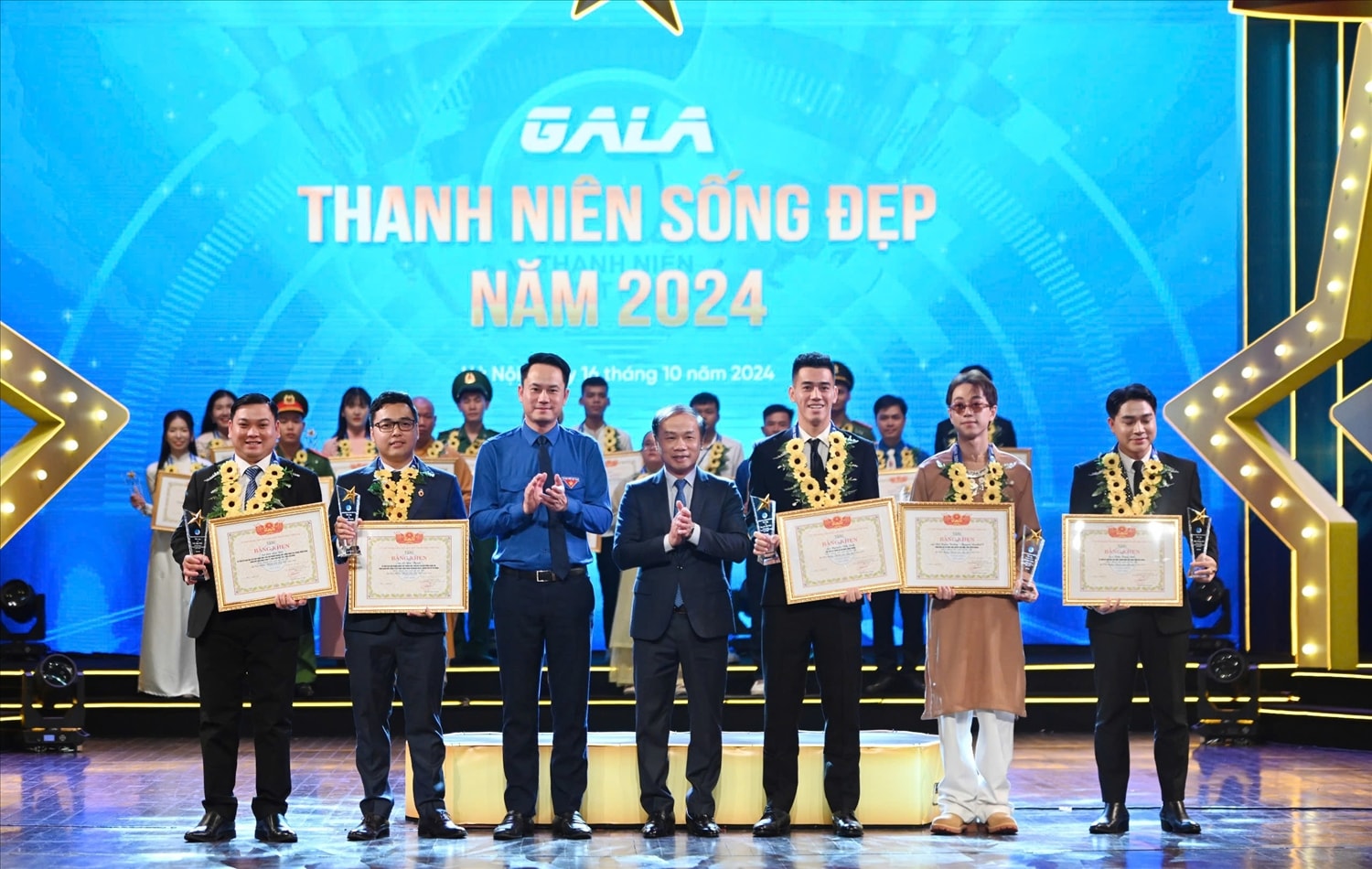 Ông Phạm Tất Thắng, Uỷ viên BCH Trung ương Đảng, Phó Trưởng ban Thường trực Ban Dân vận Trung ương; anh Nguyễn Kim Quy, Uỷ viên BTV Trung ương Đoàn, Phó Chủ tịch Thường trực Trung ương Hội LHTN Việt Nam trao Bằng khen của Ủy ban Trung ương Hội Liên hiệp Thanh niên Việt Nam, biểu trưng của chương trình cho các thanh niên Ông Phạm Tất Thắng, Uỷ viên BCH Trung ương Đảng, Phó Trưởng ban Thường trực Ban Dân vận Trung ương; anh Nguyễn Kim Quy, Uỷ viên BTV Trung ương Đoàn, Phó Chủ tịch Thường trực Trung ương Hội LHTN Việt Nam trao Bằng khen của Ủy ban Trung ương Hội Liên hiệp Thanh niên Việt Nam, biểu trưng của chương trình cho các thanh niên