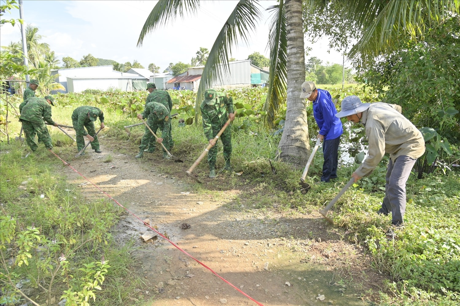 Các chương trình, hoạt động dân sinh do Đồn biên phòng Cửa khẩu Quốc tế Hà Tiên phát động,  đều có sự tham gia nhiệt tình của ông Chau Chai