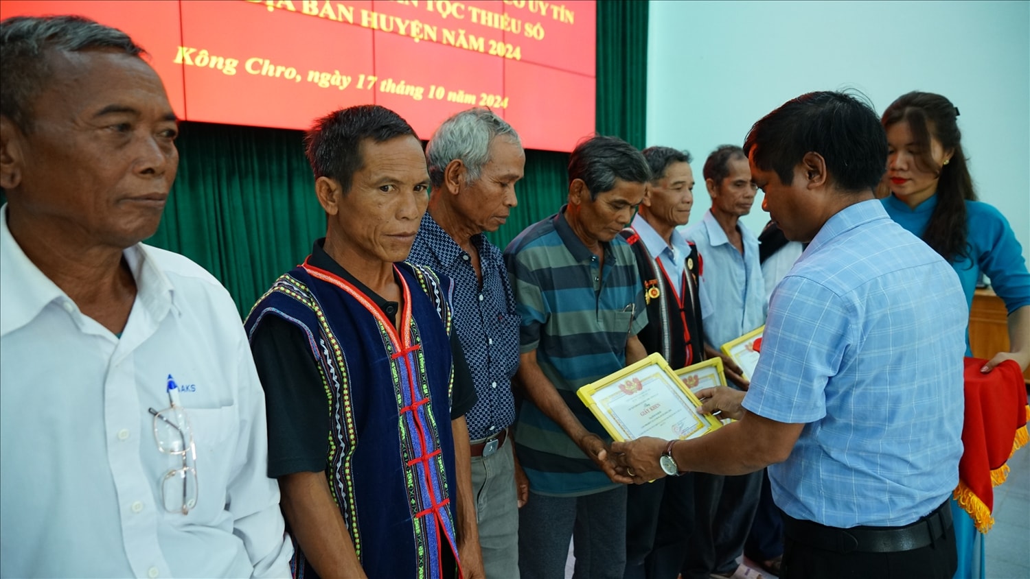 Lãnh đạo UBND huyện Kông Chro tặng giấy khen cho cá nhân điển hình tiên tiến là Người có uy tín trong vùng đồng bào DTTS