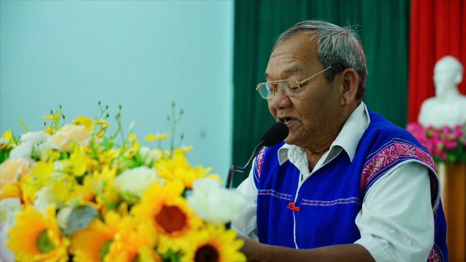 Người có uy tín phát biểu tham luận tại hội nghị
