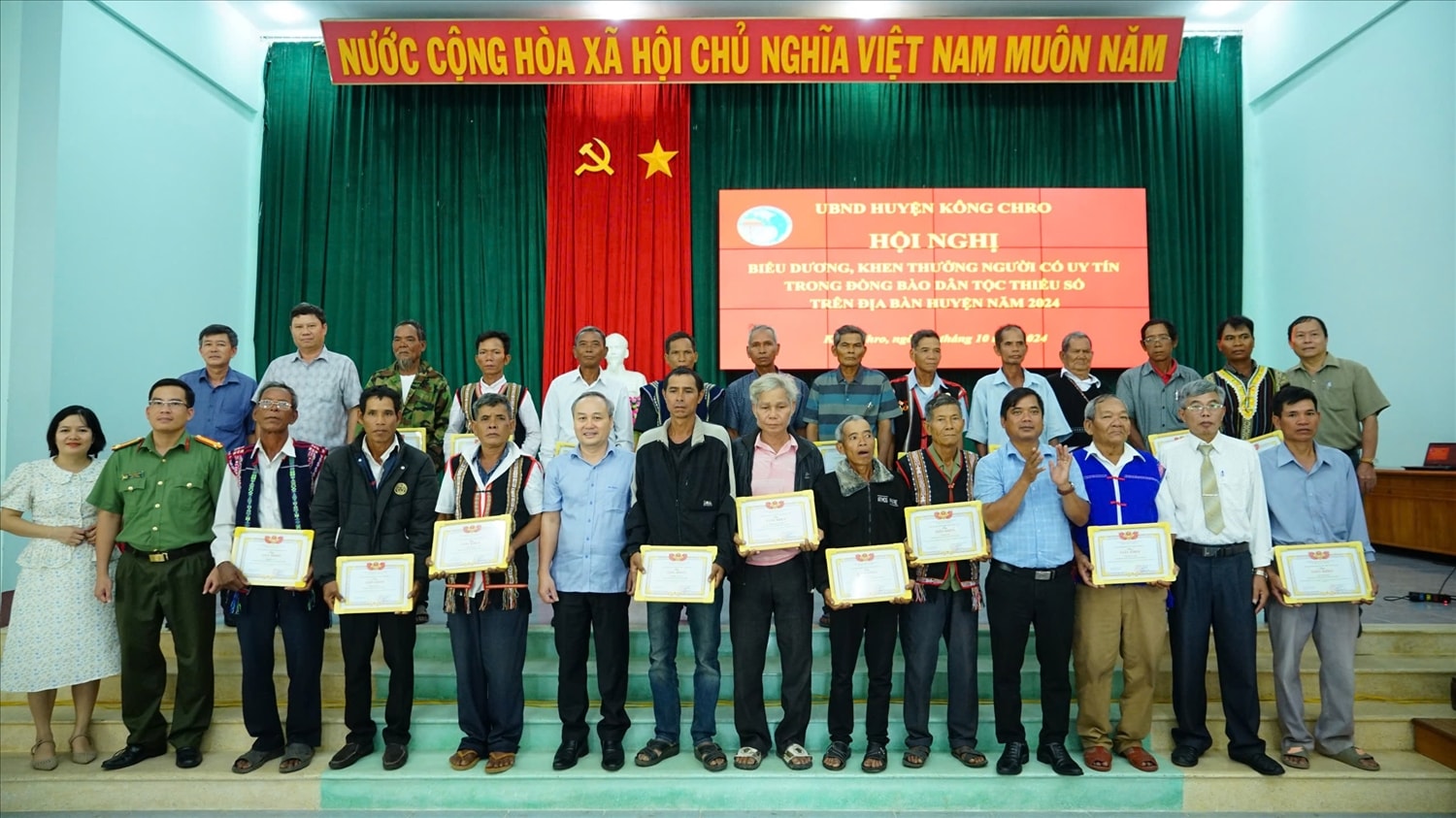 UBND huyện Kông Chro biểu dương, khen thưởng Người có uy tín trong đồng bào DTTS