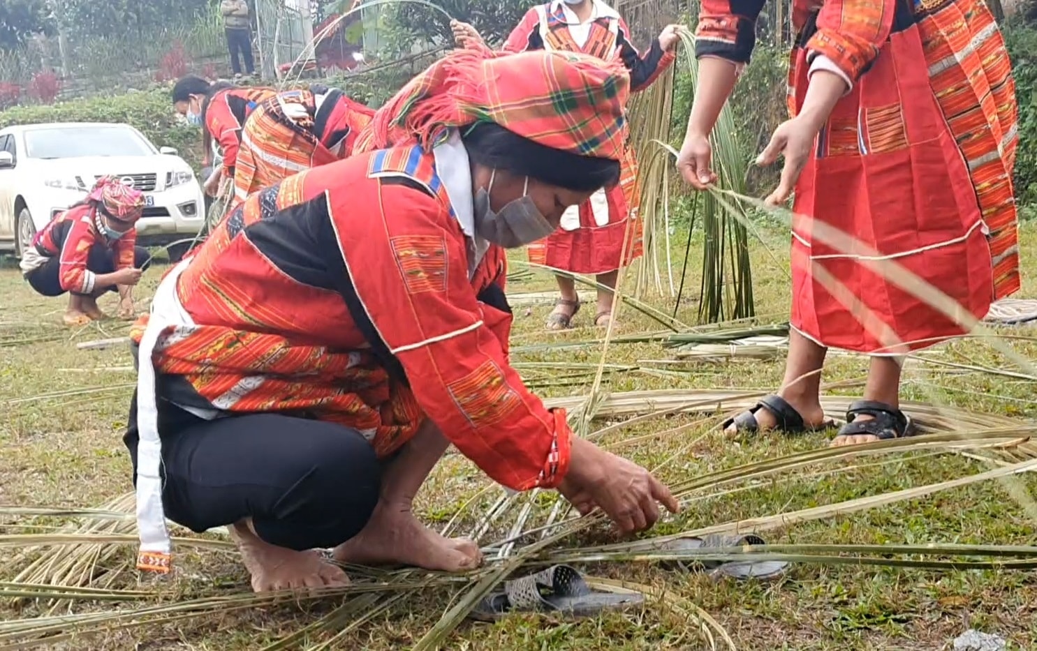 Đồng bào dân tộc Pà Thẻn ở thôn Thượng Minh, xã Hồng Quang, huyện Lâm Bình (Tuyên Quang) được hỗ trợ học và khôi phục nghề đan lan truyền thống