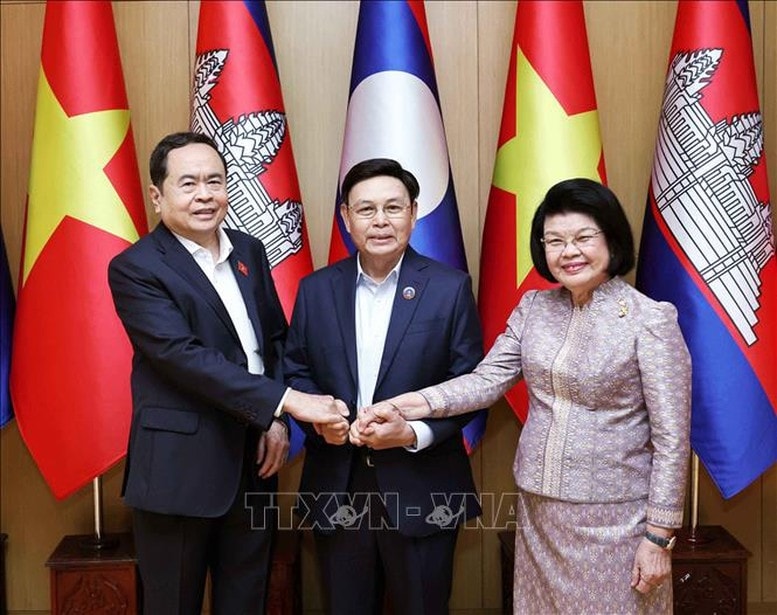 Chủ tịch Quốc hội Việt Nam Trần Thanh Mẫn, Chủ tịch Quốc hội Lào, Chủ tịch Liên nghị viện ASEAN (AIPA) Saysomphone Phomvihane và Chủ tịch Quốc hội Campuchia Samdech Khuon Sudary. Chủ tịch Quốc hội Việt Nam Trần Thanh Mẫn, Chủ tịch Quốc hội Lào, Chủ tịch Liên nghị viện ASEAN (AIPA) Saysomphone Phomvihane và Chủ tịch Quốc hội Campuchia Samdech Khuon Sudary.