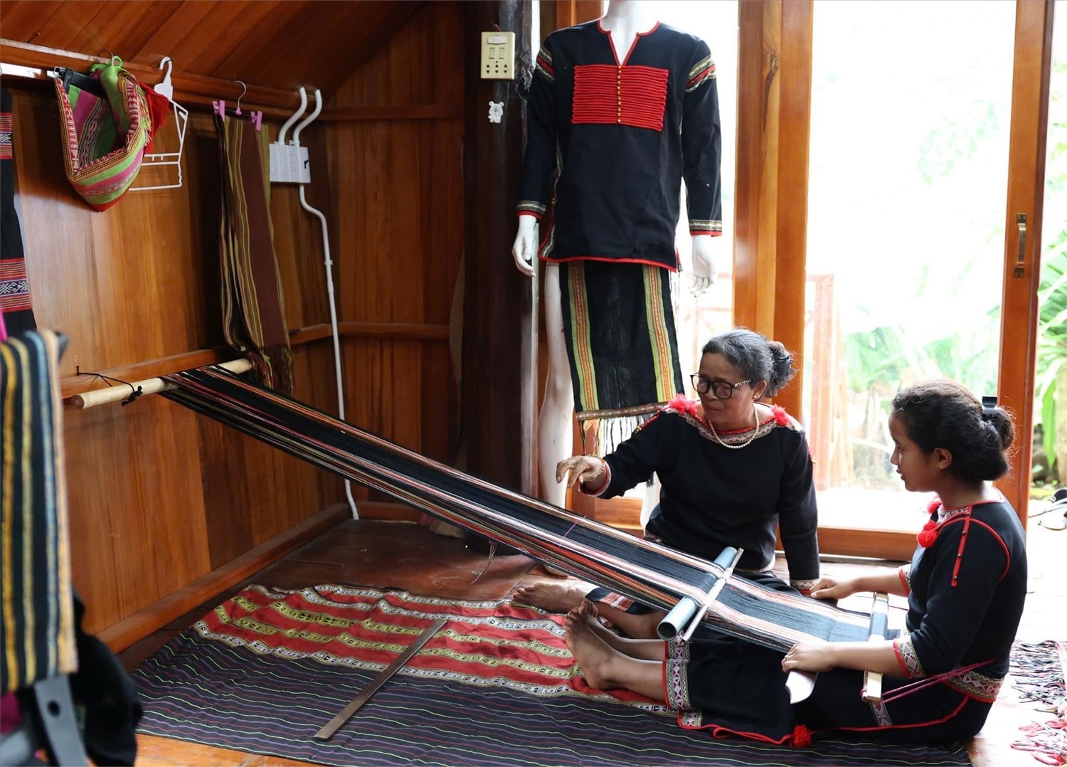 Du khách trải nghiệm dệt thổ cẩm