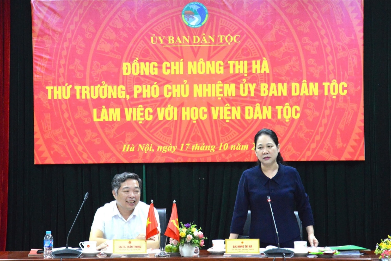 Thứ trưởng, Phó Chủ nhiệm Nông Thị Hà phát biểu tại buổi làm việc Thứ trưởng, Phó Chủ nhiệm Nông Thị Hà phát biểu tại buổi làm việc