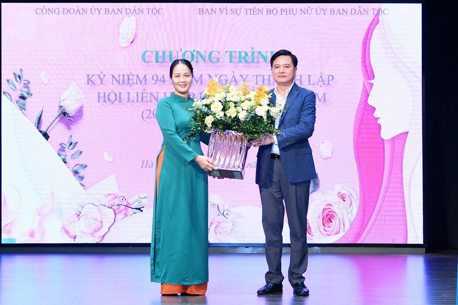 Ông Cầm Văn Thanh, Phó Bí thư Đảng ủy, Vụ trưởng Vụ Tổng hợp UBDT tặng hoa chúc mừng chị em phụ nữ nhân ngày 20/10 Ông Cầm Văn Thanh, Phó Bí thư Đảng ủy, Vụ trưởng Vụ Tổng hợp UBDT tặng hoa chúc mừng chị em phụ nữ nhân ngày 20/10