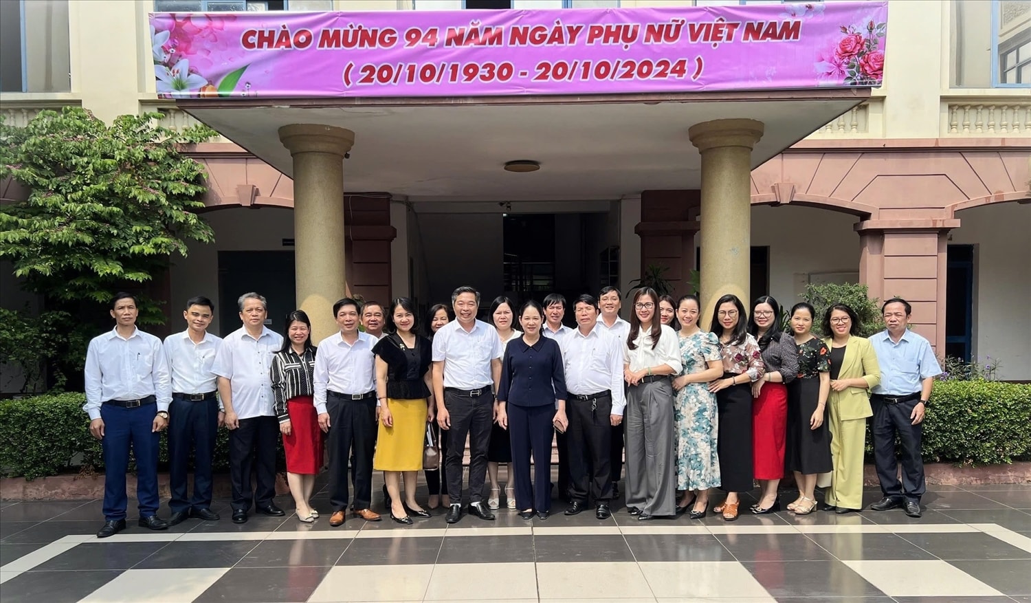 Thứ trưởng, Phó Chủ nhiệm Nông Thị Hà cùng các đại biểu chụp ảnh lưu niệm Thứ trưởng, Phó Chủ nhiệm Nông Thị Hà cùng các đại biểu chụp ảnh lưu niệm