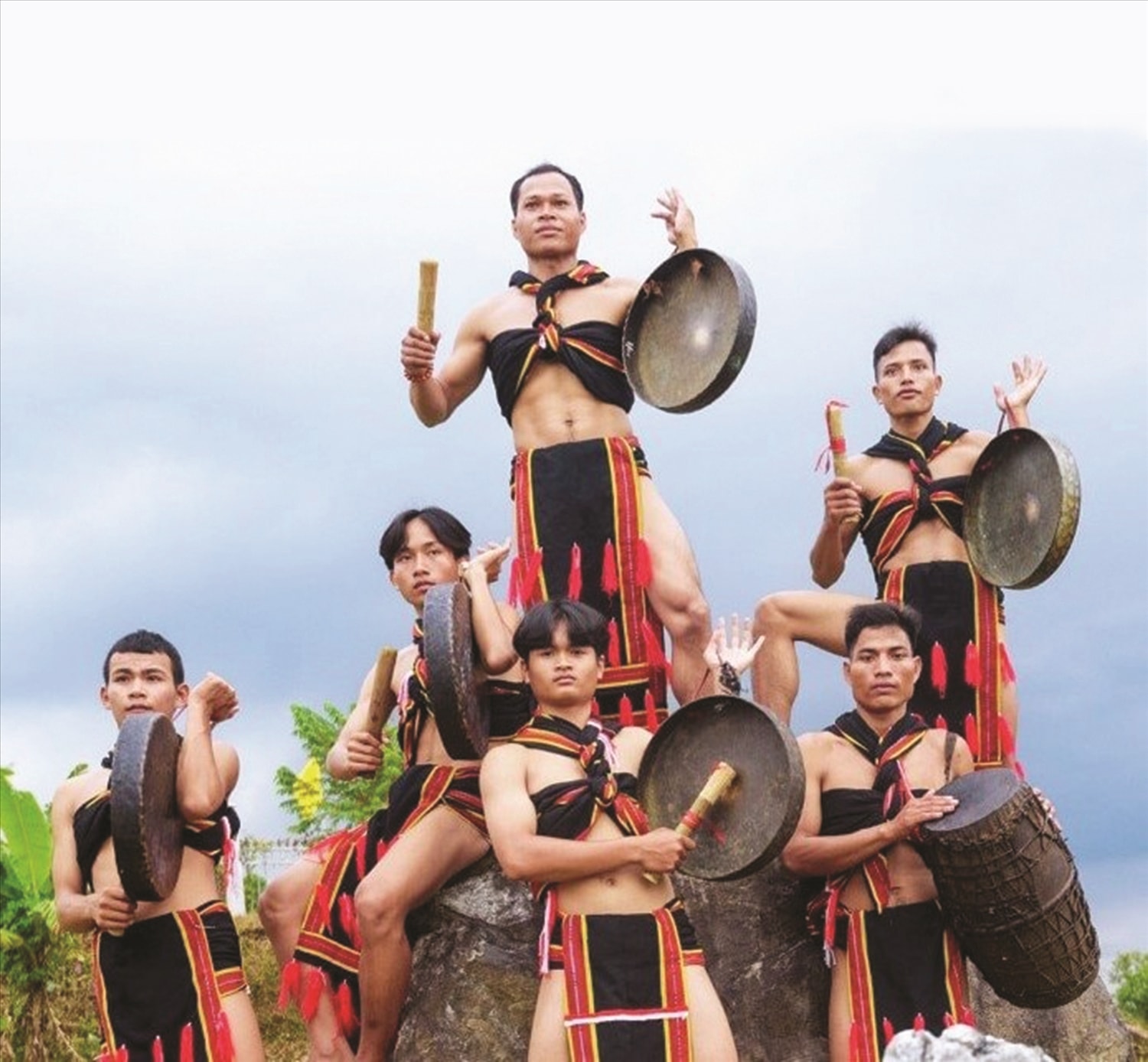 Già làng “trẻ” Phạm Xuân Nghĩa (bên phải, ngoài cùng) trình diễn cồng chiêng tại lễ hội ở huyện Bắc Trà My, tỉnh Quảng Nam.  Ảnh TL