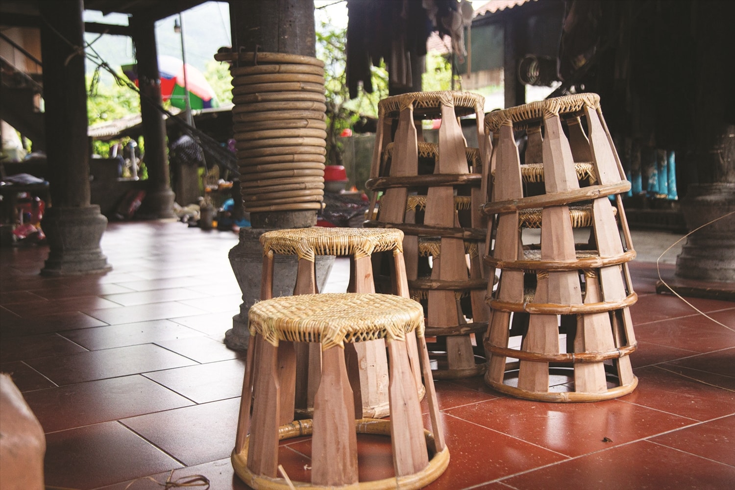 Thông thường với một người thợ lành nghề, không tính dựng khung, chẻ sợi… chỉ tính riêng đan mặt ghế mây thì một ngày  tối đa có thể đan 3 mặt ghế.
