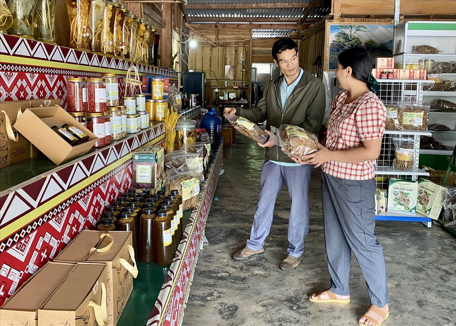 Việc chuyển đổi số giúp đồng bào DTTS huyện Tu Mơ rông có điều kiện quảng bá, giới thiểu sản phẩm địa phương cho bạn bè trong nước và thế giới Việc chuyển đổi số giúp đồng bào DTTS huyện Tu Mơ rông có điều kiện quảng bá, giới thiểu sản phẩm địa phương cho bạn bè trong nước và thế giới