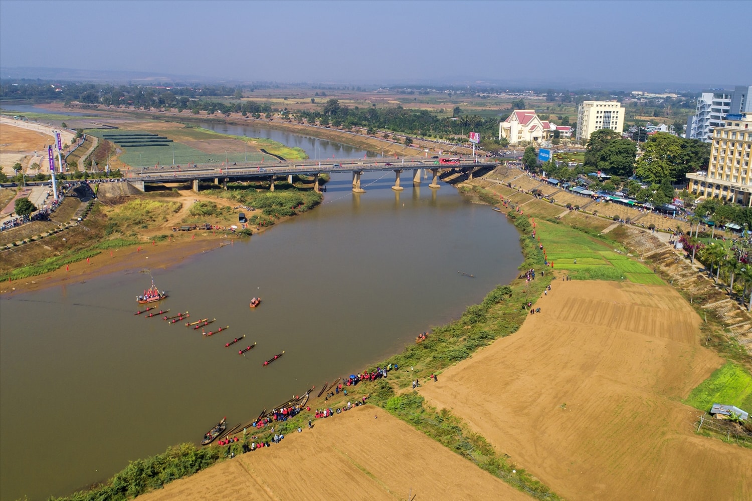 Dòng Đắk Bla như một dải lụa mềm mại vắt ngang TP. Kon Tum, tạo thành điểm nhấn ấn tượng và là một điểm du lịch hấp dẫn du khách khi đến với Kon Tum. Dòng Đắk Bla như một dải lụa mềm mại vắt ngang TP. Kon Tum, tạo thành điểm nhấn ấn tượng và là một điểm du lịch hấp dẫn du khách khi đến với Kon Tum.